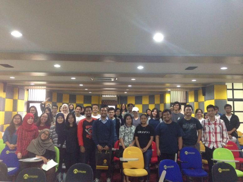 Foto bersama Mahasiswa dan Mahasiswi FEUI 